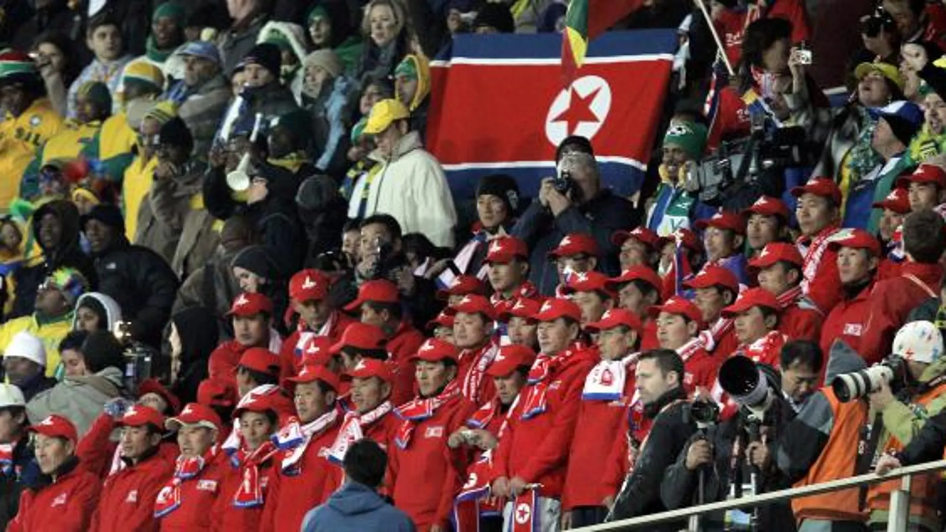 Los hinchas que animaron a Corea del Norte eran actores chinos