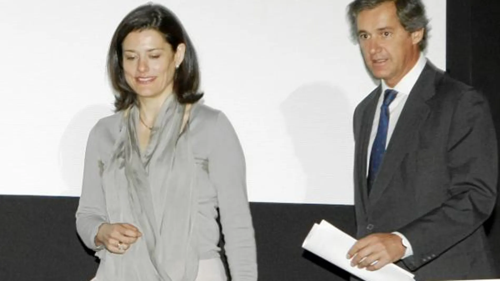 Miriam González, esposa del viceprimer ministro británico, Nick Glegg, acompañada por el presidente de Acciona, José Manuel Entrecanales