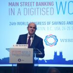 Luis de Guindos habla en el 24 Congreso Mundial de Bancos Minoristas y Caja de Ahorros en Washington