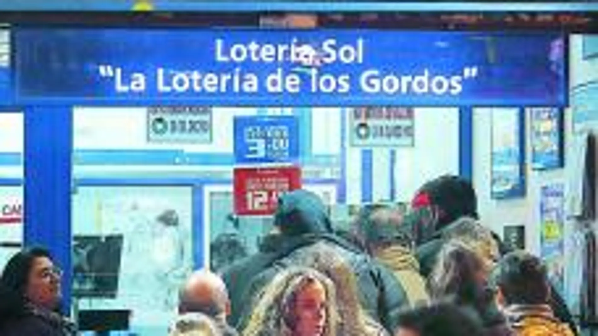A pesar de la noticia, cientos de personas se agolpaban ayer por la tarde en las administraciones de lotería de la Puerta del Sol