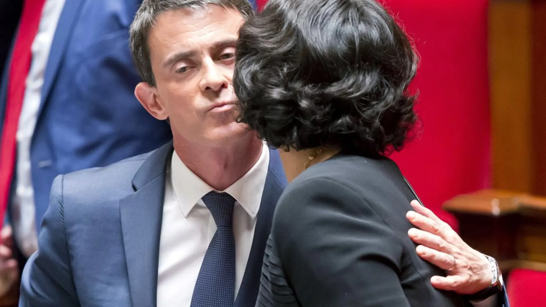 Manuel Valls saluda a la ministra de empleo Myriam El Khomri