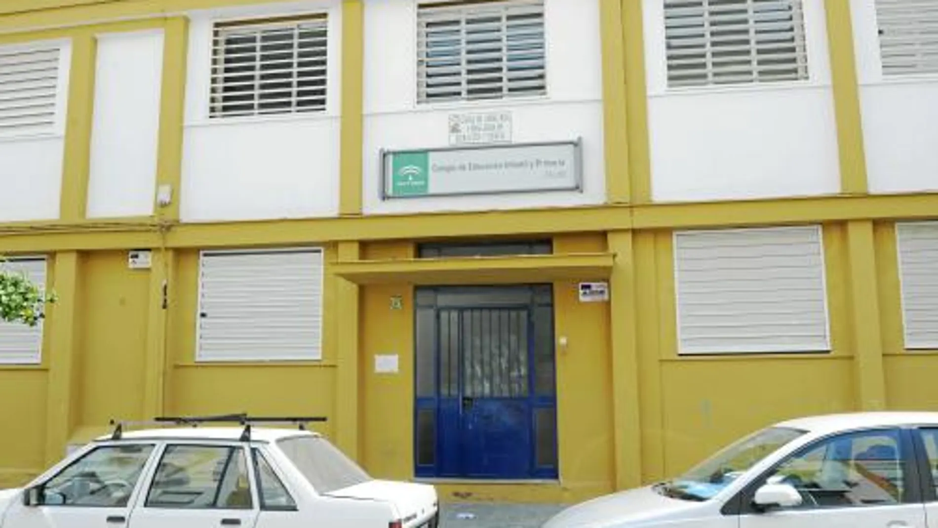 Vista del colegio público Pío XII, donde fue apuñalado el vigilante de seguridad