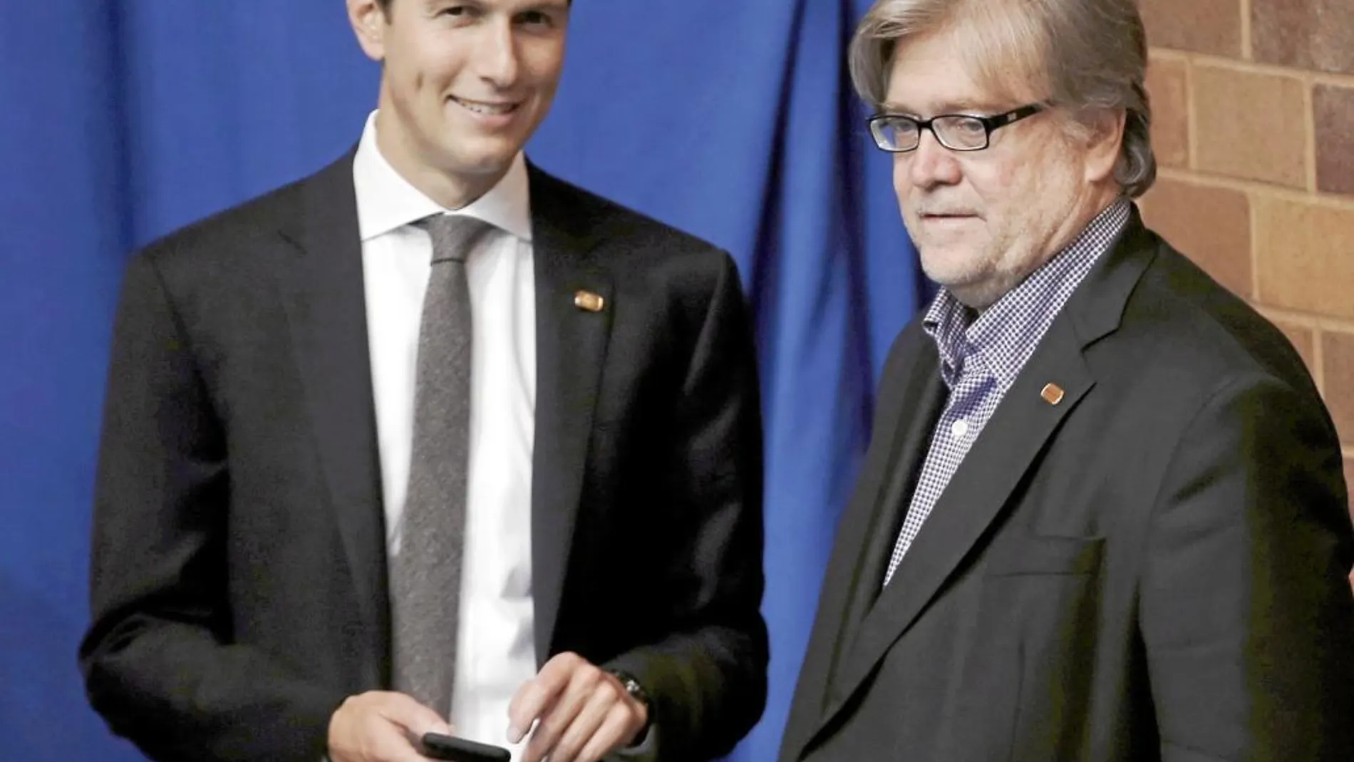 El yerno de Trump, Jared Kushner (izq.), junto a Stephen Bannon, asesor principal