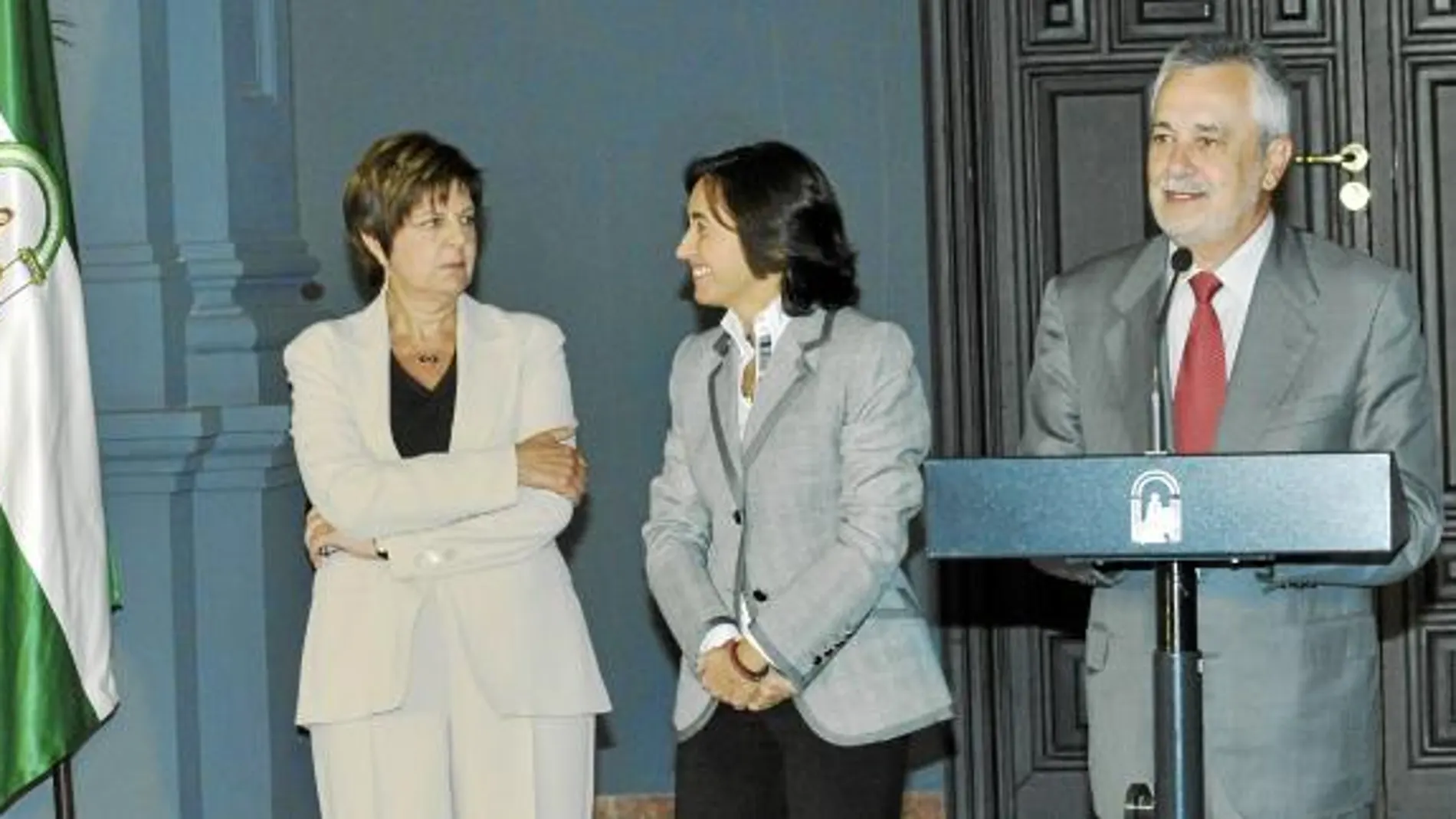 Josefina Cruz Villalón, Rosa Aguilar y José Antonio Griñán, ayer en el Salón de los Espejos del Palacio de San Telmo