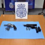 En el registro de la casa se ha intervenido dos armas de fuego, un revolver 38 especial –al parecer usado para cometer los hechos- y una pistola Glock -con la que efectuó los disparos contra la Policía-.