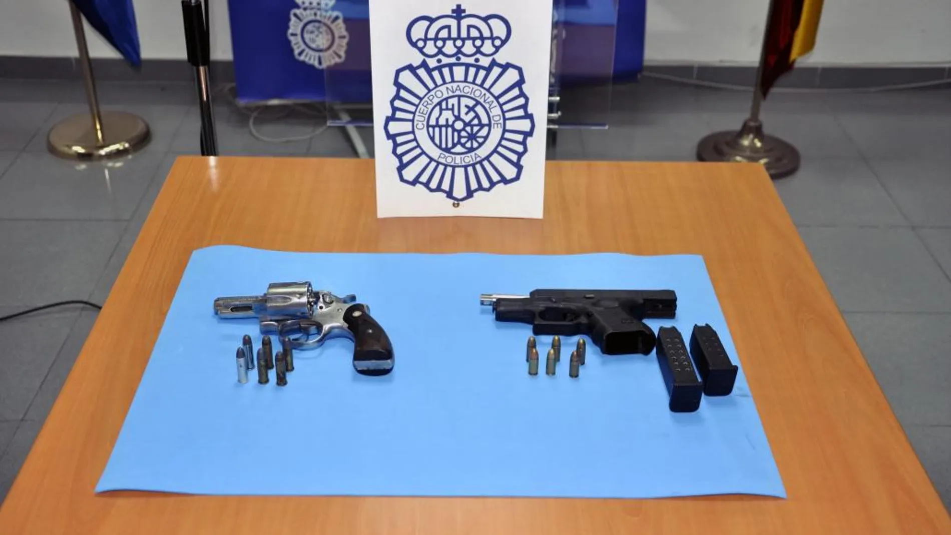 En el registro de la casa se ha intervenido dos armas de fuego, un revolver 38 especial –al parecer usado para cometer los hechos- y una pistola Glock -con la que efectuó los disparos contra la Policía-.