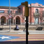 Paso de cebra con la bandera independentista pintada delante de un colegio en San Jorge Desvalls, en Gerona