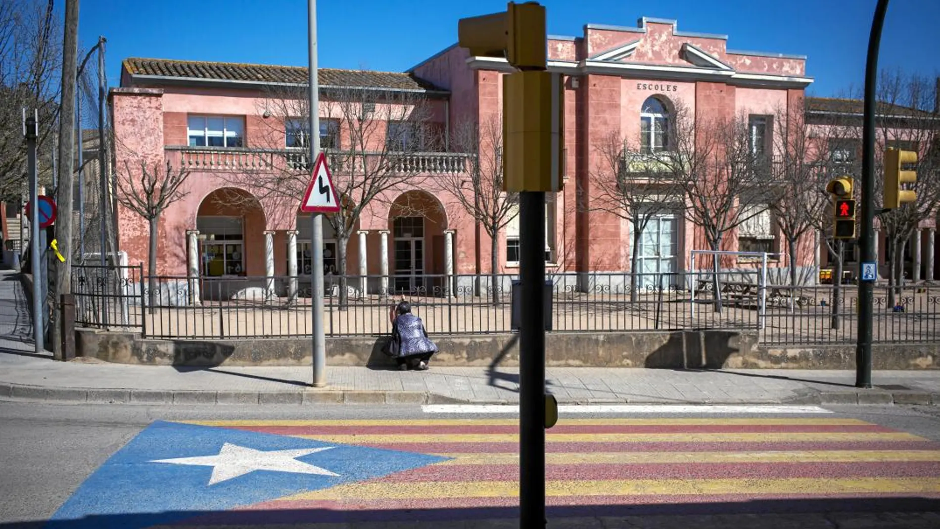 Paso de cebra con la bandera independentista pintada delante de un colegio en San Jorge Desvalls, en Gerona