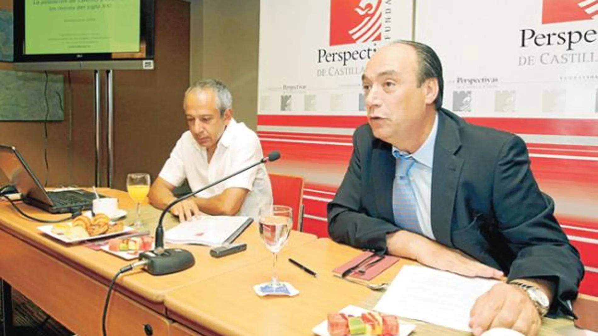 Francisco Ramos presenta el informe junto al sociólogo José Manuel del Barrio, ayer en Valladolid