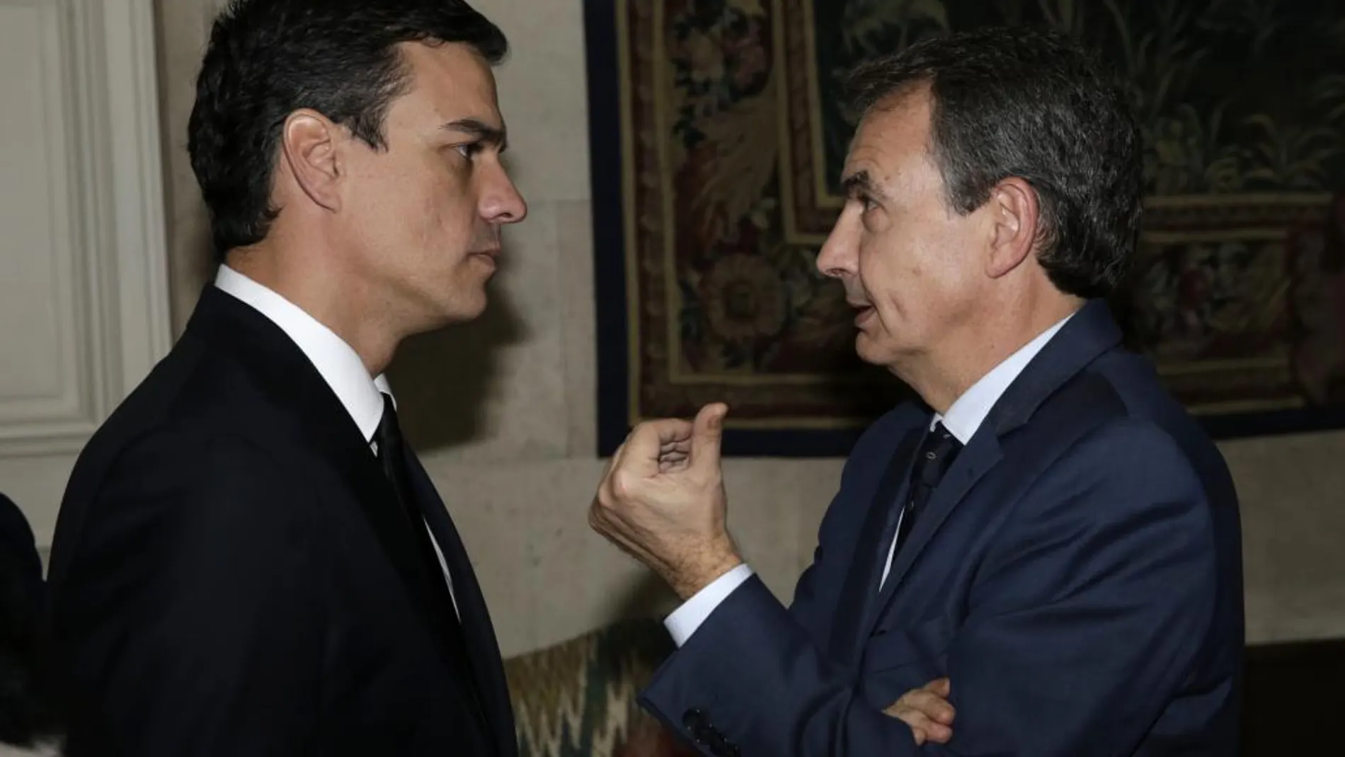 El secretario general del PSOE, Pedro Sánchez, conversa con el expresidente del Gobierno José Luis Rodríguez Zapatero