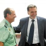 El delegado del Gobierno, Miguel Alejo, conversa amigablemente con el teniente coronel Manuel Fernández