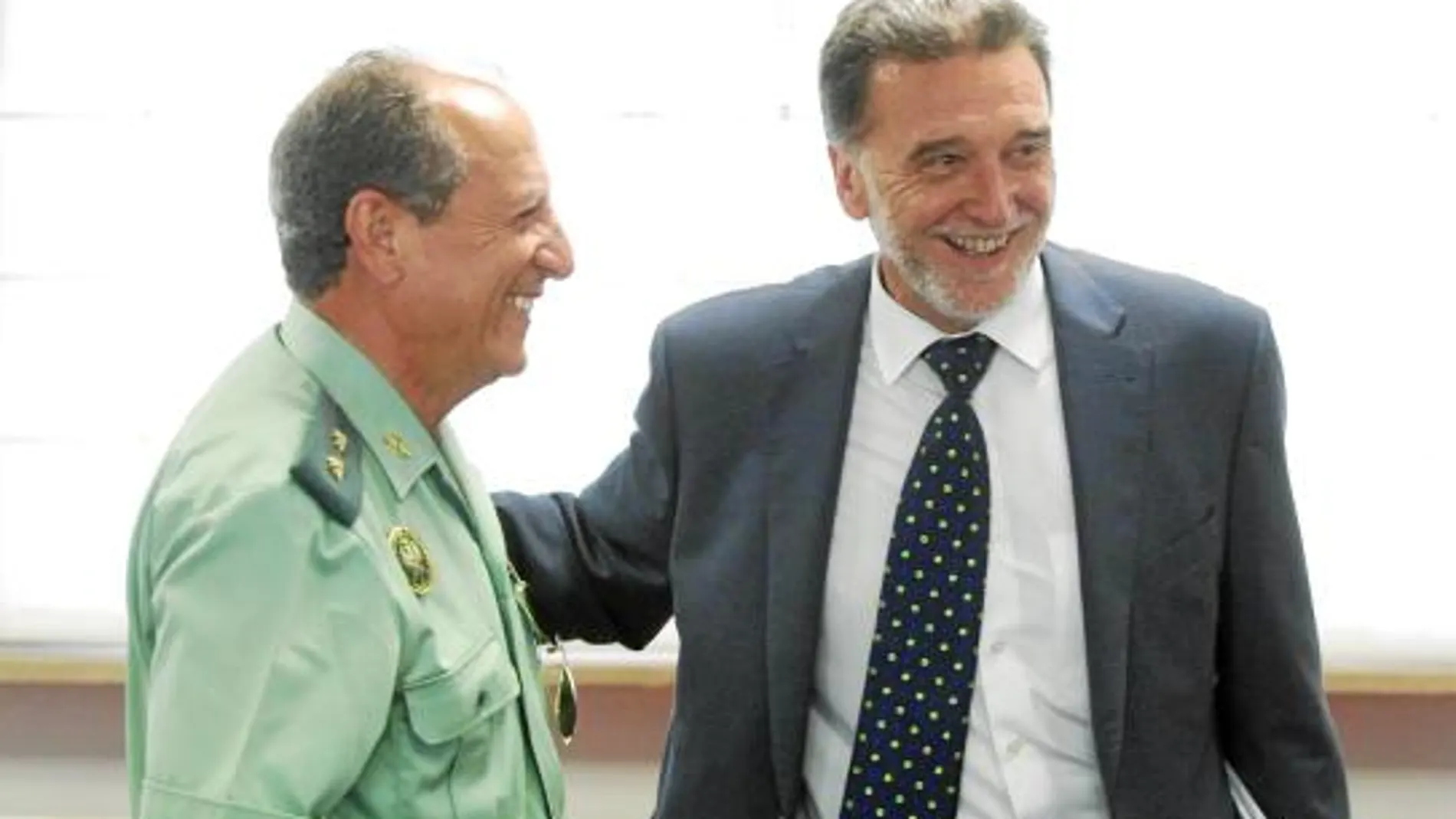 El delegado del Gobierno, Miguel Alejo, conversa amigablemente con el teniente coronel Manuel Fernández
