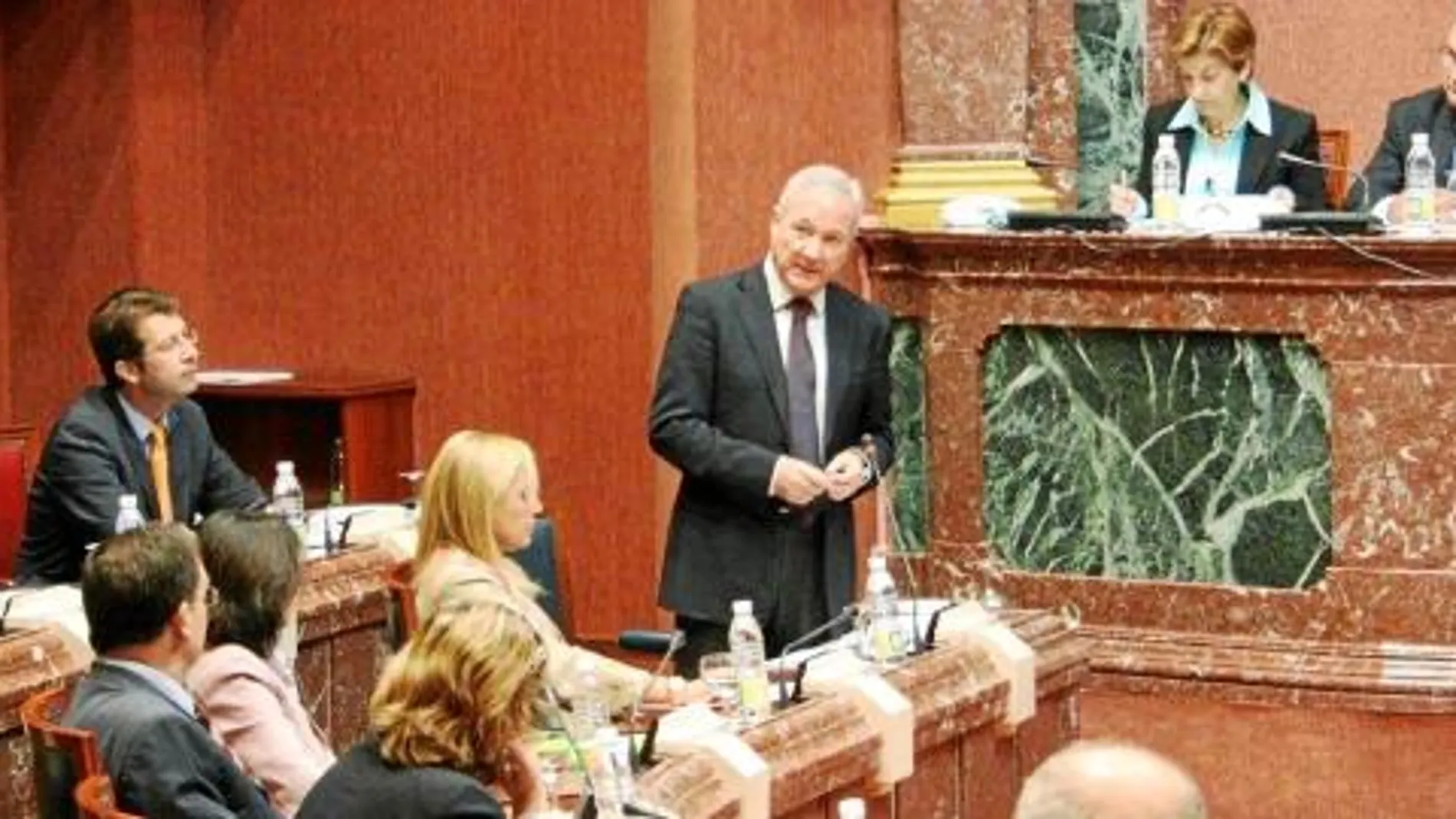 El jefe del Ejecutivo murciano, Ramón Luis Valcárcel, durante su comparecencia en la Asamblea, en la que destacó que intentará frenar cualquier acuerdo que perjudique a los murcianos