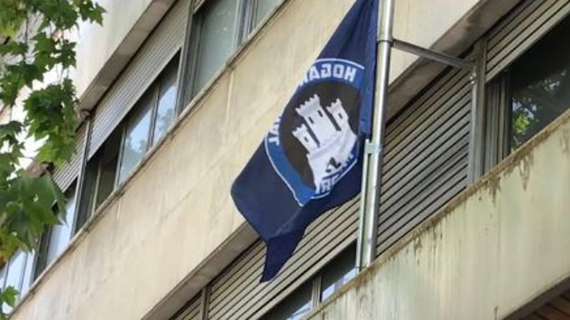 Bandera de Hogar social en la antigua sede del registro de la propiedad. Foto (facebook)