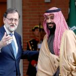 El presidente del Gobierno, Mariano Rajoy, recibe ayer al príncipe saudí en La Moncloa
