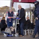 Un agente del Cuerpo Nacional de Policía en labores de vigilancia en una de las terminales del aeropuerto de Málaga.