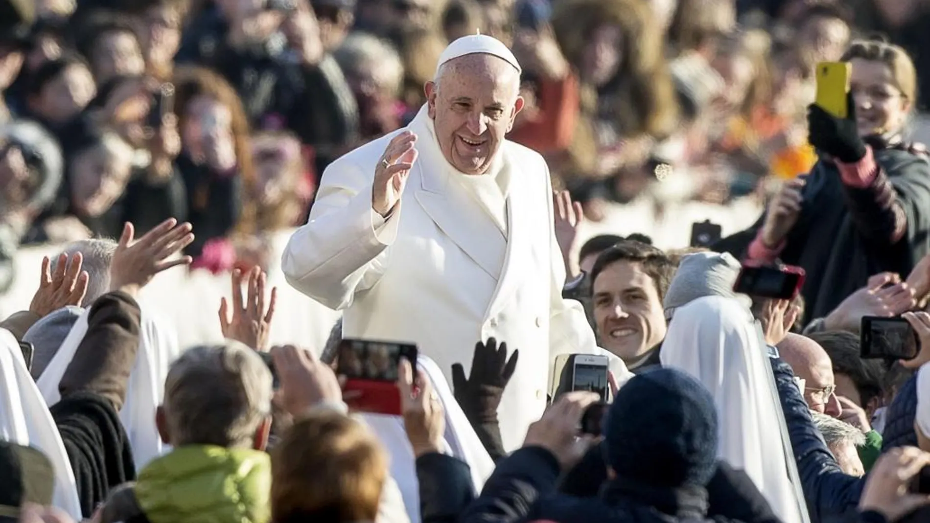 El Papa Francisco saluda a los fieles a su llegada a la audiencia general de los miércoles en la Plaza de San Pedro en el Vaticano