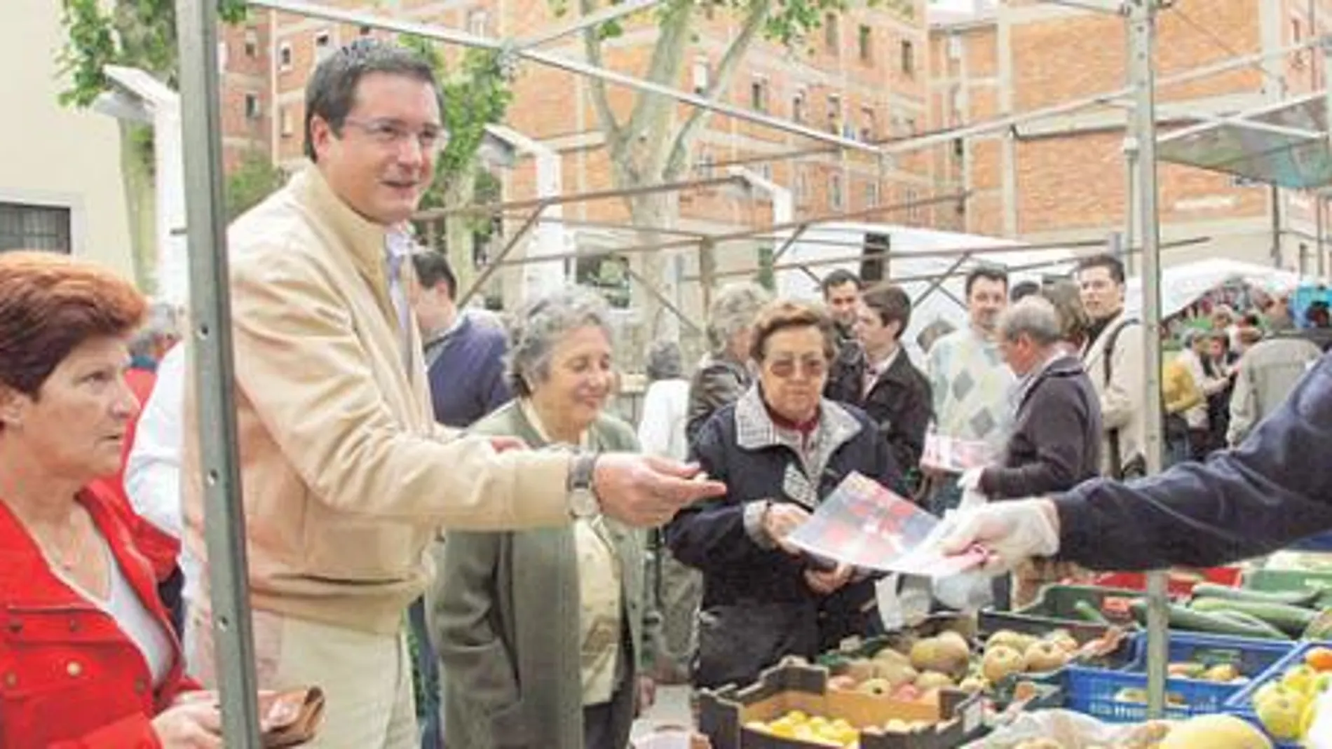 Óscar López ve con buenos ojos la unión de cajas de Ávila y Segovia se unan