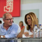 El secretario de Organización del PSOE-A, Juan Cornejo, junto a la presidenta de la Junta, Susana Díaz