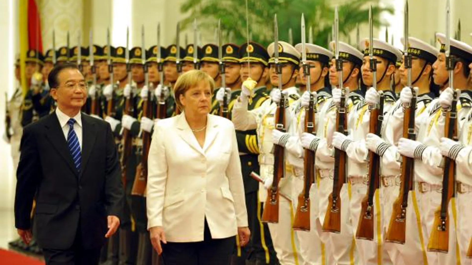 El primer ministro chino, Wen Jiabao y la canciller alemana, Angela Merkel , pasan revista a la guardia de honor