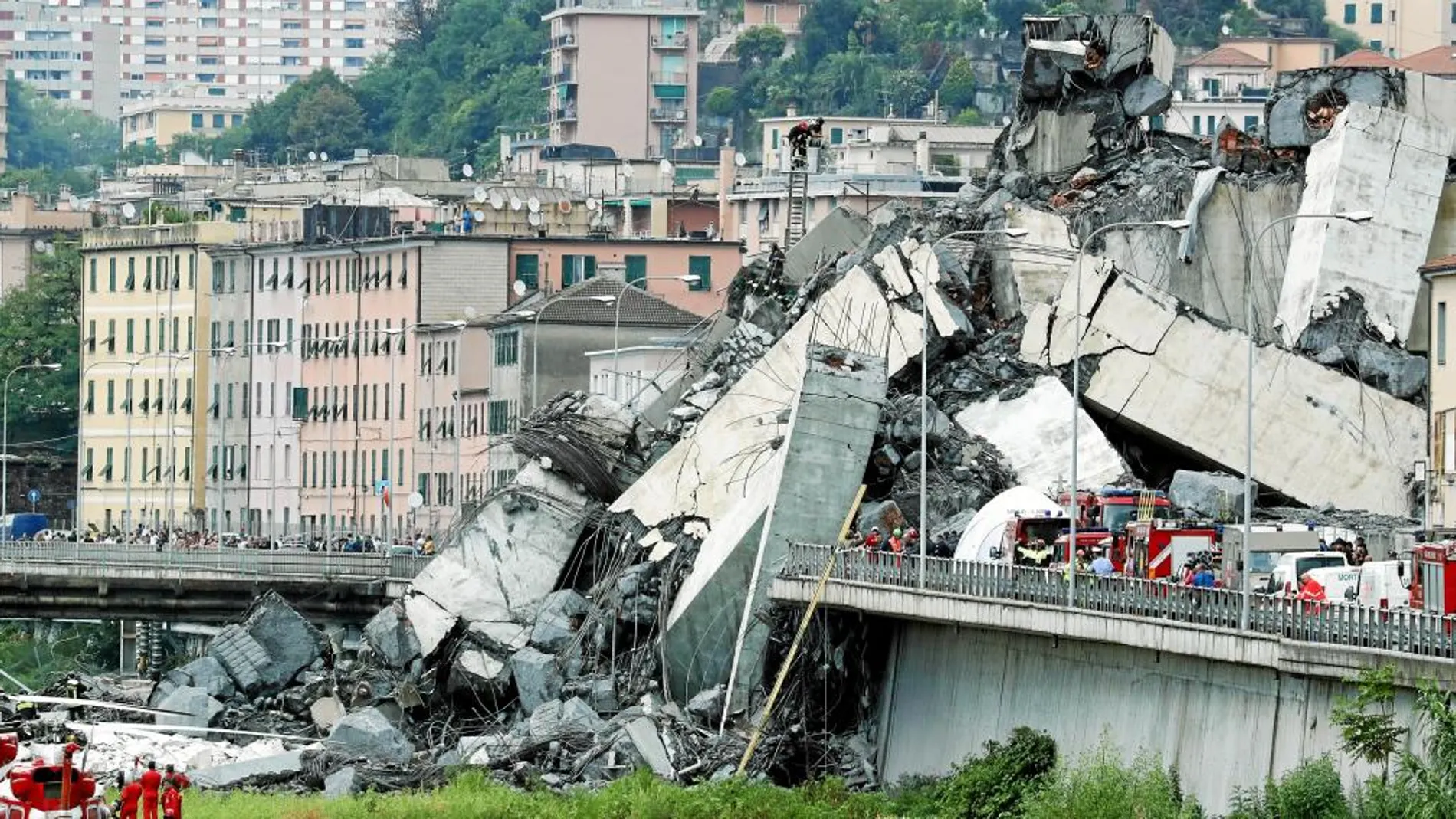 Restos de la estructura y algunos de los vehículos afectados ayer por el colapso del puente. Se desplomaron desde de una altura de 90 metros
