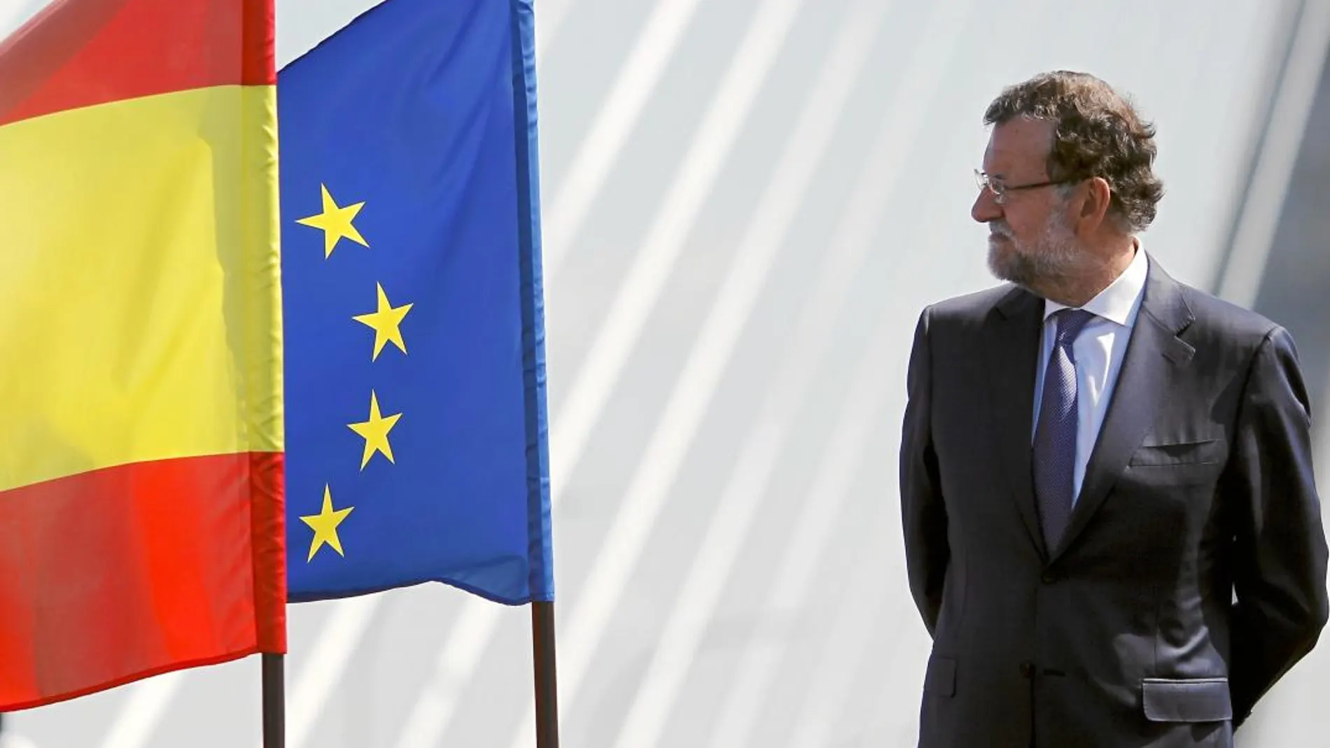 Rajoy junto a las banderas de España y la UE durante la inauguración del Puente de la Constitución en Cádiz en septiembre de 2015