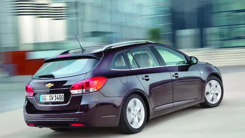 La versión SW del Cruze presenta una carrocería de línea moderna y con gran capacidad interior