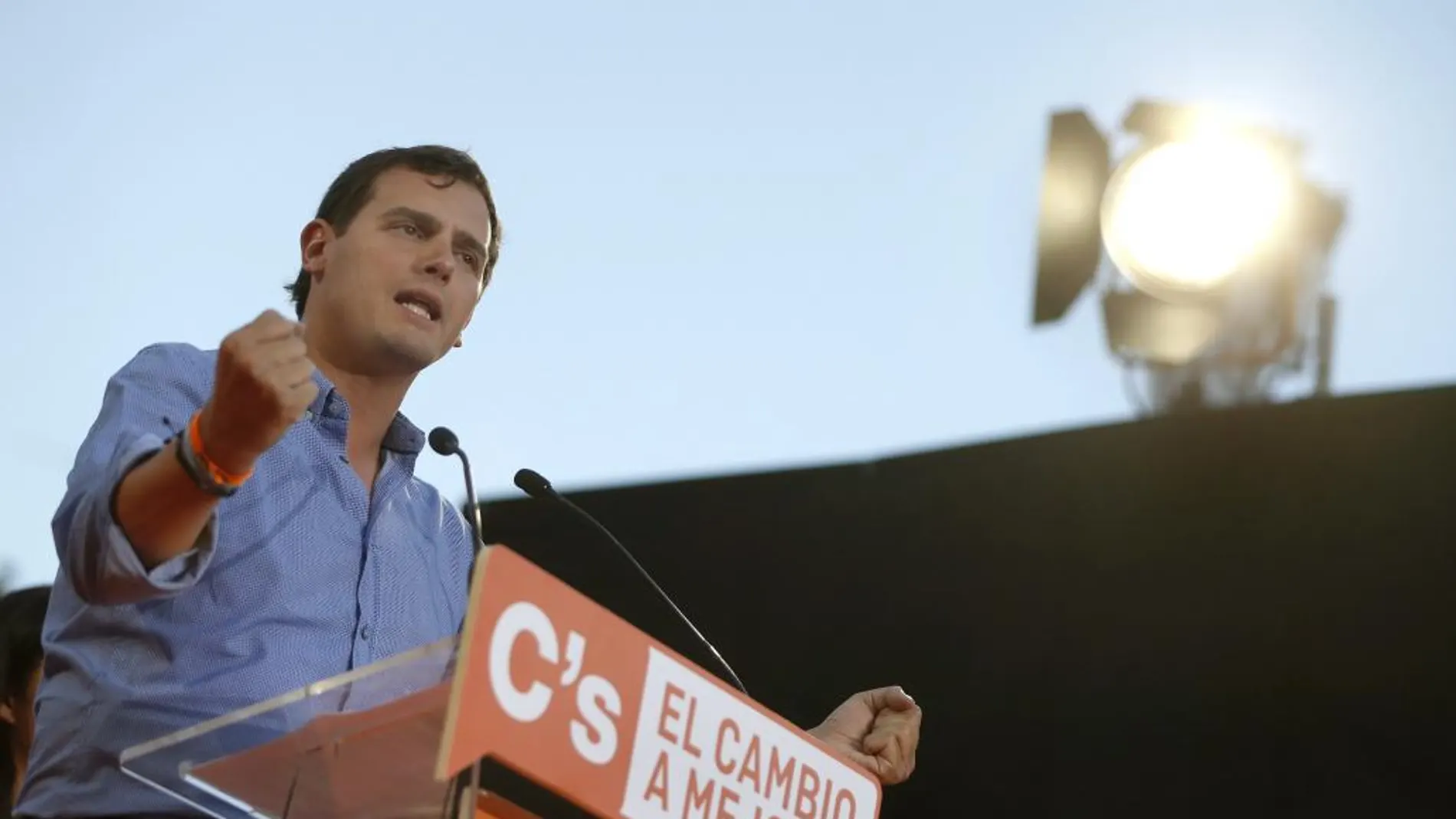 Rivera reclama escaños suficientes para obligar al PP y PSOE a negociar