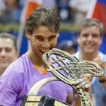 El tenista español Rafael Nadal posa mordiendo el trofeo de campeón del Abierto de Tenis de Brasil