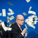 El presidente de la FIFA, Joseph Blatter, bajo una lluvia de billetes