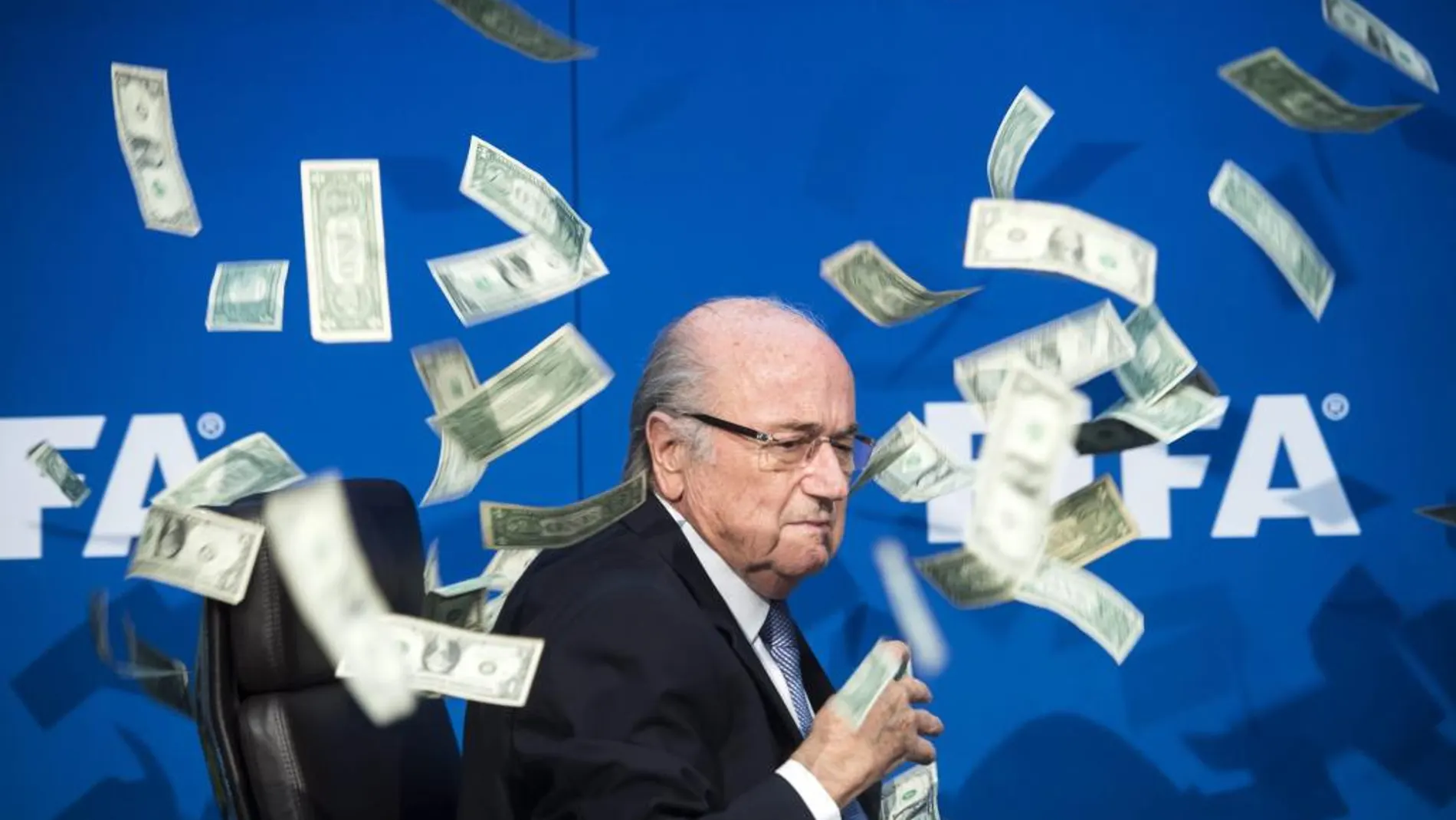 El presidente de la FIFA, Joseph Blatter, bajo una lluvia de billetes