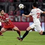El jugador James Rodríguez de Bayern disputa el balón con Franco Vázquez de Sevilla