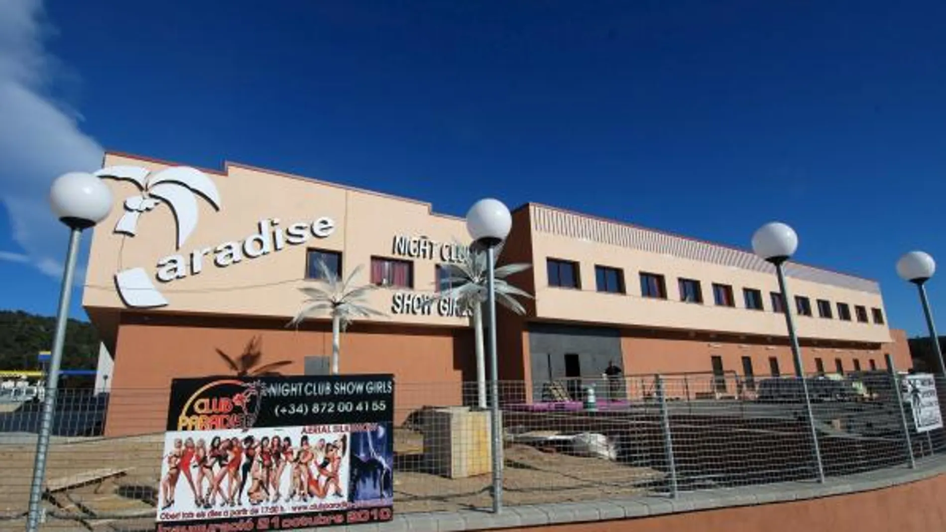 Vista de la fachada del Night Club Paradise, uno de los mayores prostíbulos de Europa, con capacidad para acoger a unas doscientas trabajadoras sexuales