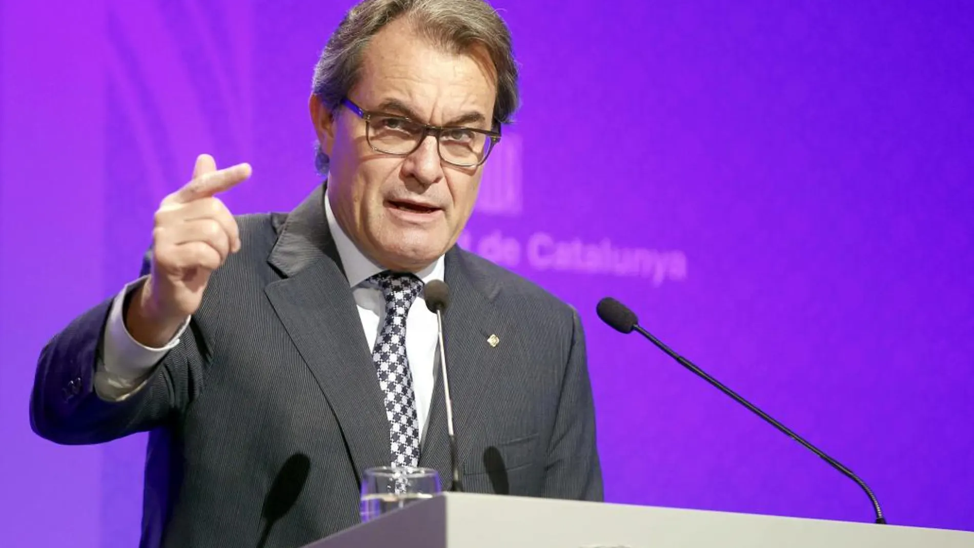 El presidente de la Generalitat en funciones, Artur Mas, durante la rueda de prensa que ha ofrecido hoy tras firmar el decreto de constitución del Parlamento catalán