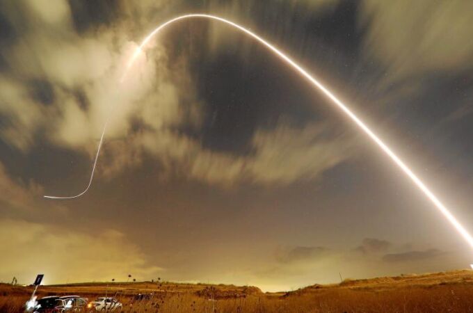 Un misil del sistema Cúpula de Hierro israelí intercepta un cohete lanzado desde Gaza