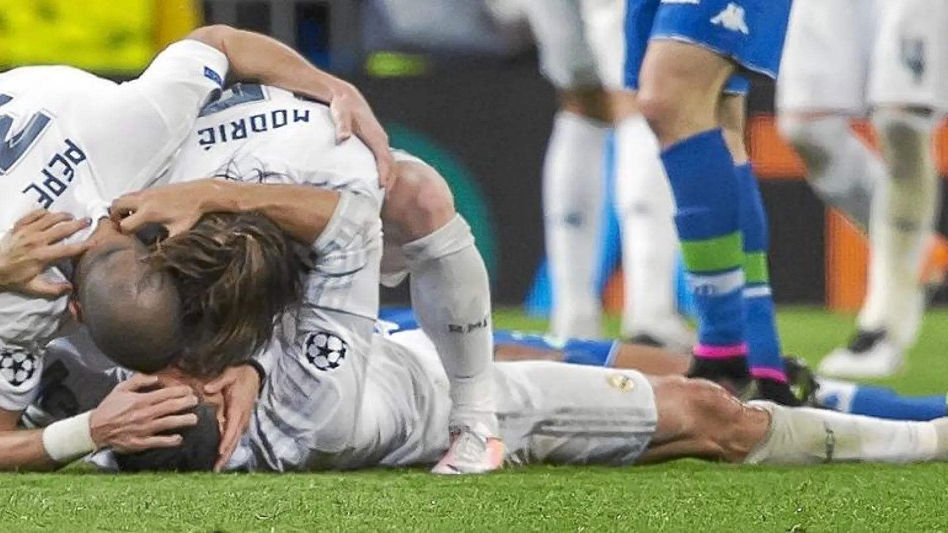 Pepe, Marcelo, Bale y Modric acuden a felicitar a Cristiano Ronaldo tras uno de sus tres goles ayer al Wolfsburgo