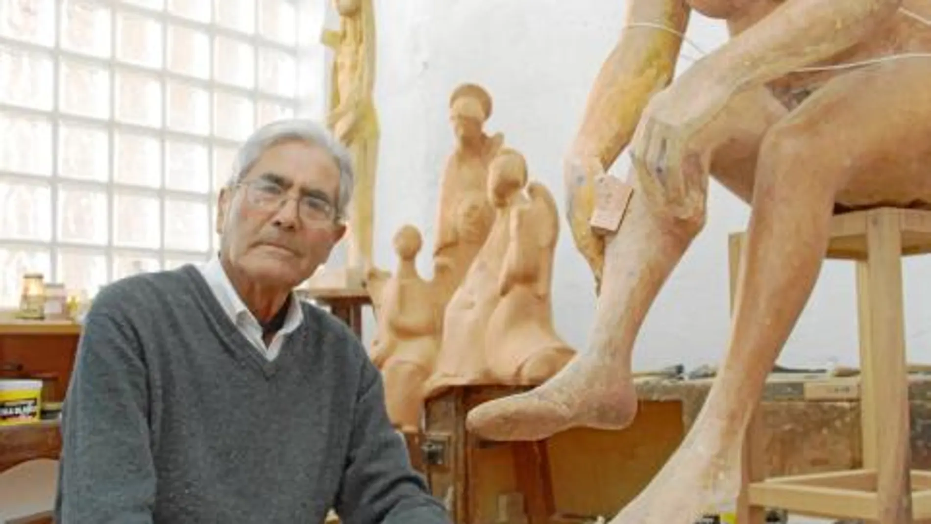 Imagen de archivo del escultor Antonio Campillo, en su taller junto a una de sus obras