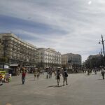 Carmena imita a Colau y asesta un golpe al turismo de Madrid