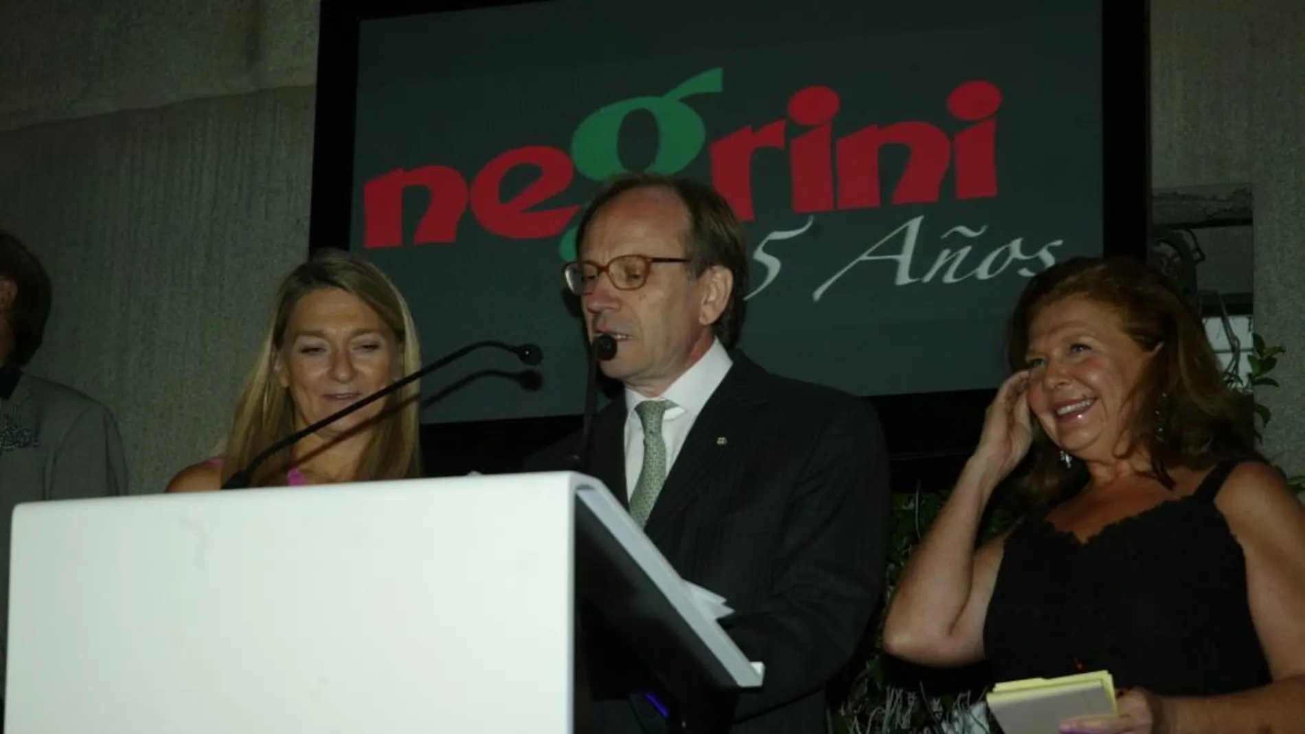 Momento cuando intervino el anfitrión italiano, (en el centro), acompañado de su señora María Cristina Sebastiani (a la izquierda) y Nicoletta Negrini (a la derecha).