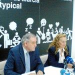 Marina García, junto a Jesús Galindo, en la presentación del modelo turístico de la Región en Granada