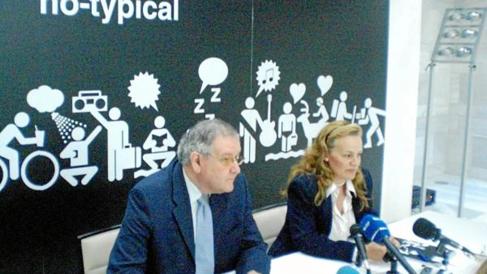 Marina García, junto a Jesús Galindo, en la presentación del modelo turístico de la Región en Granada