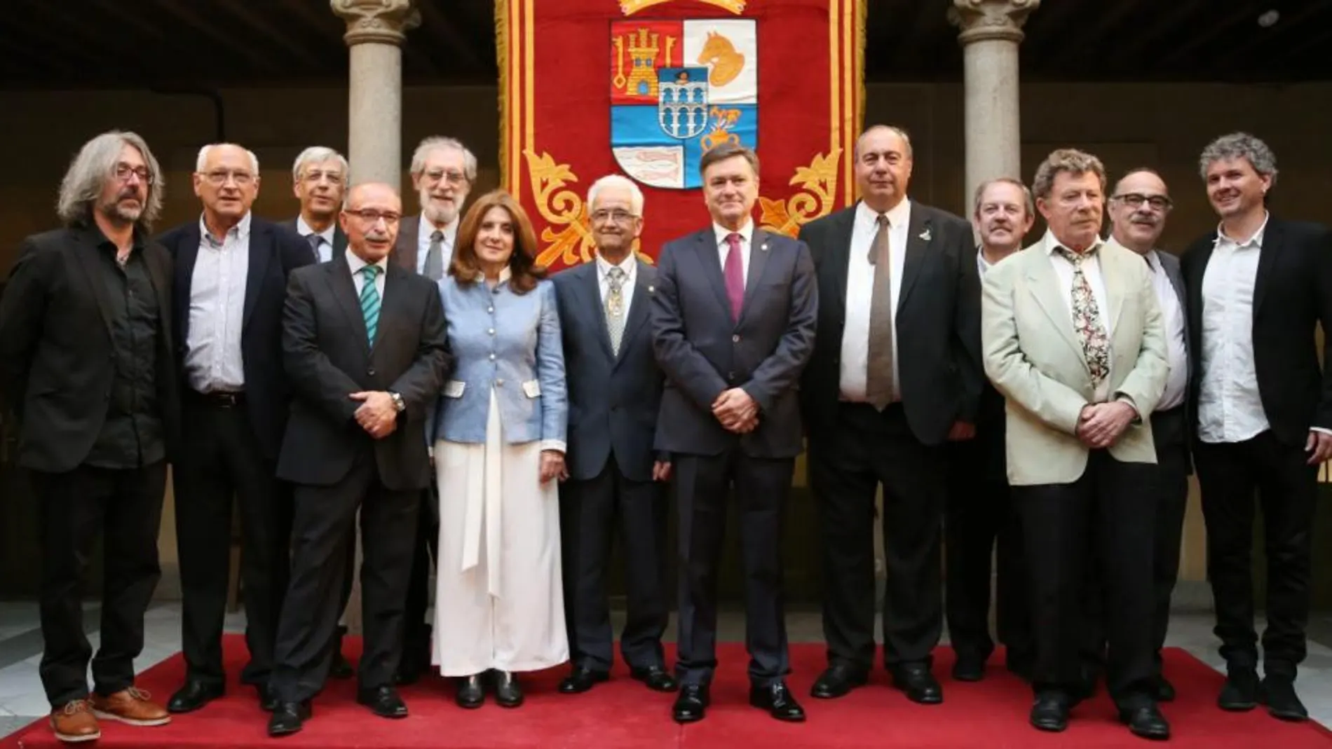 Foto de familia del presidente de la Diputación de Segovia, Francisco Vázquez, con los distinguidos
