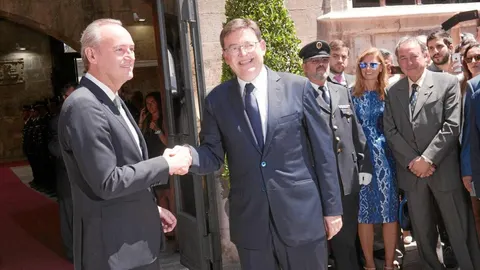 El presidente fue recibido por el ex jefe del Consell, Alberto Fabra. Muchos ciudadanos quisieron ver en directo esta imagen. Tantos, que hubo que establecer un mínimo control de seguridad. Solo fue hasta que se produjo este momento porque luego entró todo el que quiso.