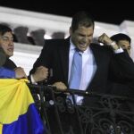 El presidente de Ecuador, Rafael Correa, se dirigió ayer a cientos de ciudadanos desde el balcón del palacio de Carrondelet
