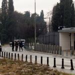 Agentes de policía custodian la embajada americana en Podgorica