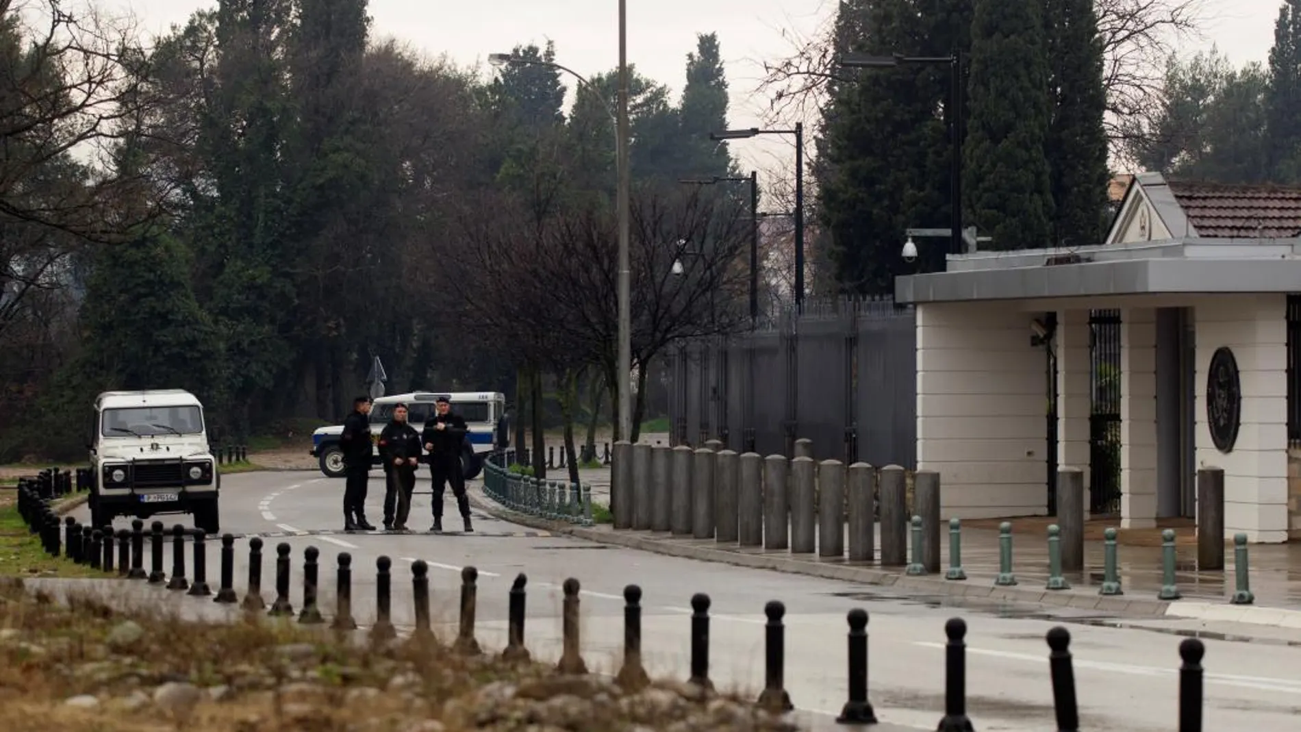 Agentes de policía custodian la embajada americana en Podgorica