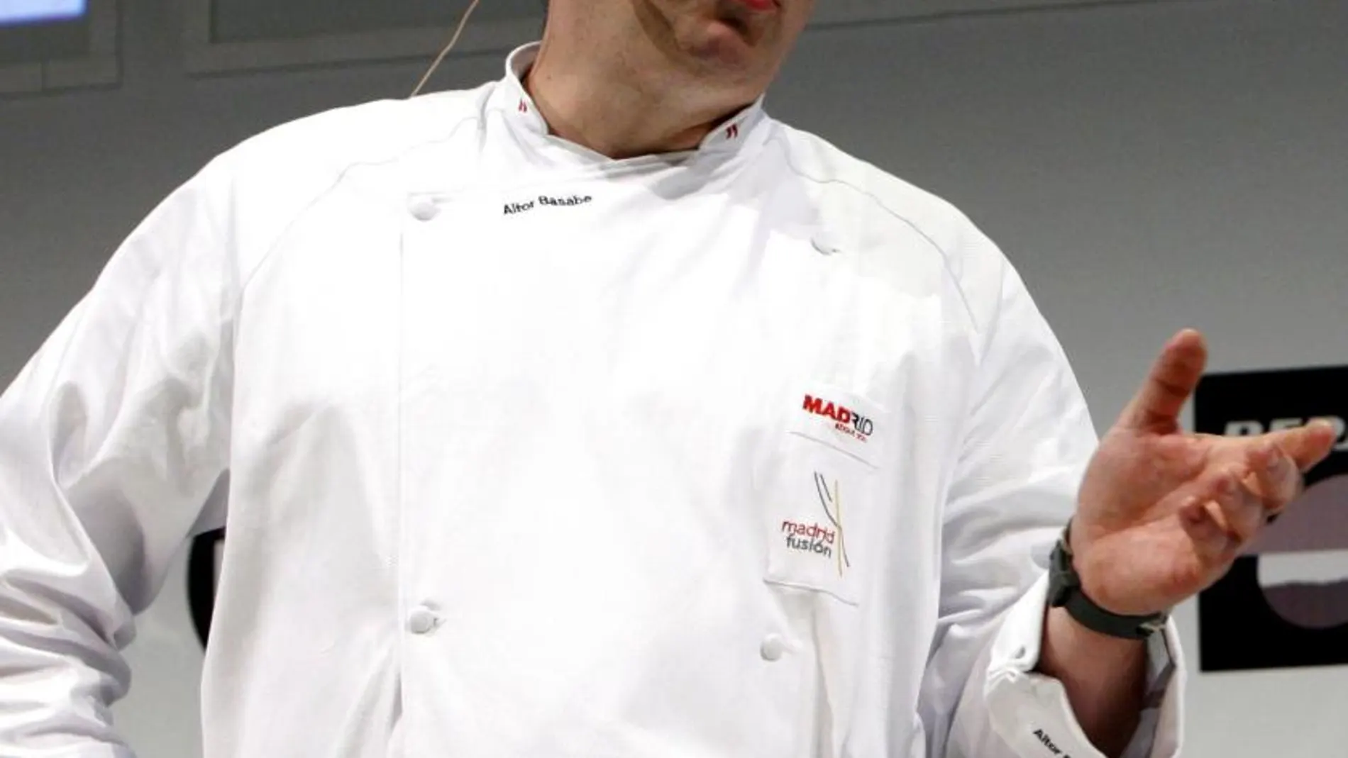 Fotografía de archivo, tomada el 27 de enero de 2010, del conocido chef bilbaíno Aitor Basabe, responsable de la cocina del restaurante Arbolagaña.