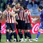El centrocampista del Athletic de Bilbao Igor Gabilondo (3d) celebra su gol ante el Levante junto a sus compañeros