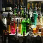 Varias botellas de alcohol en la barra de un bar