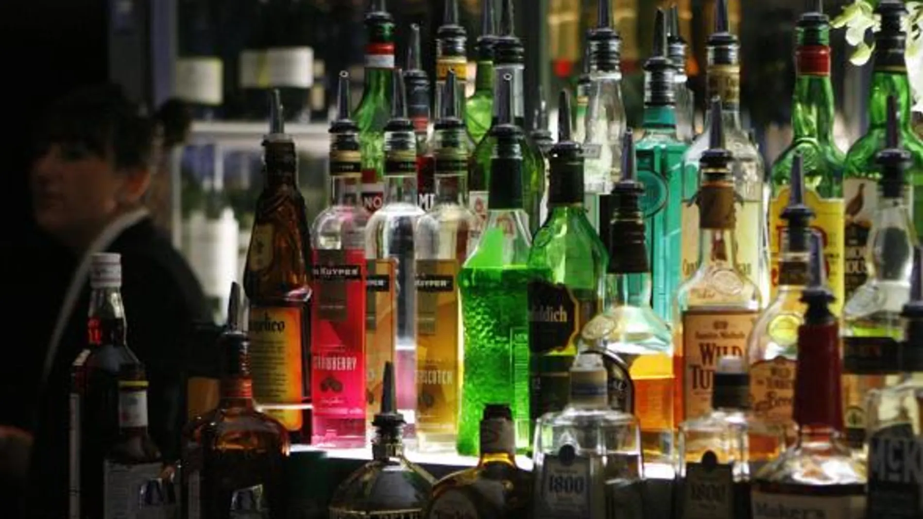 Varias botellas de alcohol en la barra de un bar